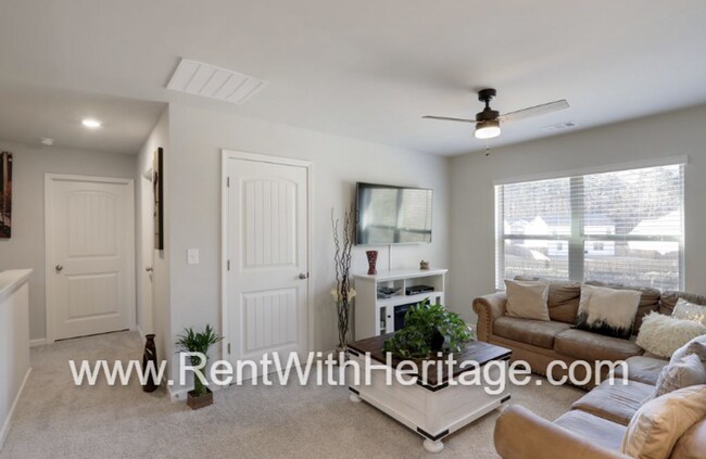 Building Photo - Custom DR Horton Home in Popular Overlook at Camp Creek/ Attention to Detail / Fantastic Location