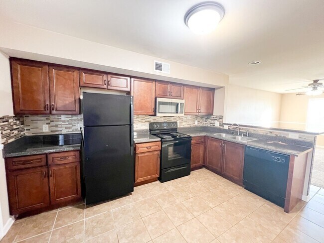 Building Photo - 2 Bedroom 1.5 Bath Townhome