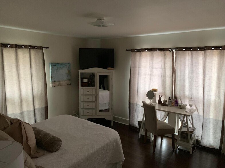 Building Photo - 5027 Wenonah Dr