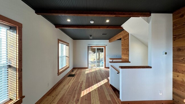 Building Photo - Downtown Roslyn Charmer  All the bells and...