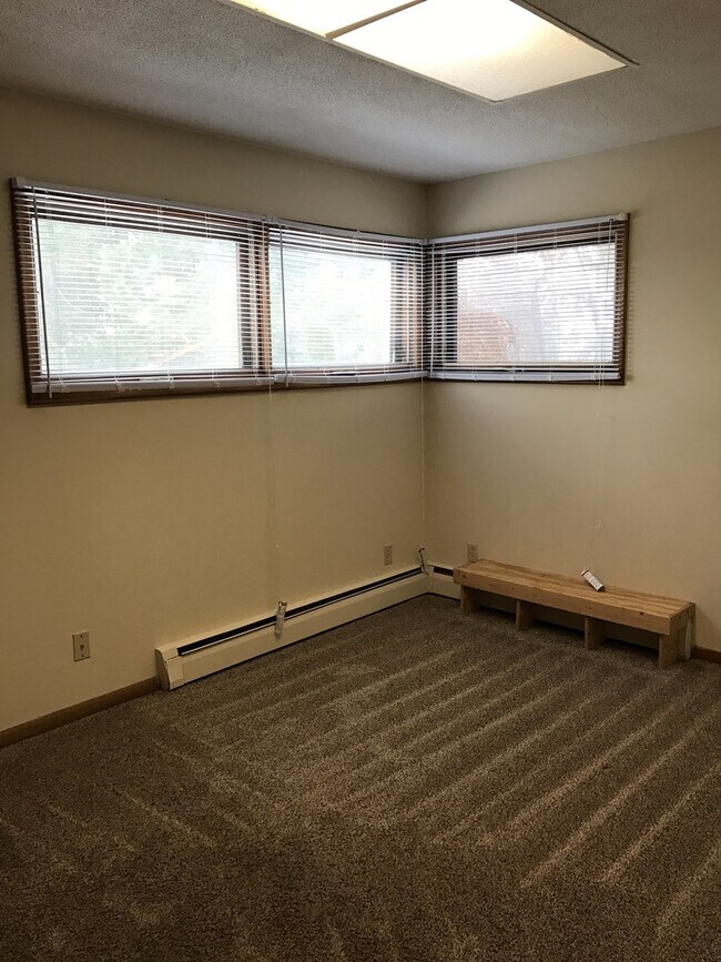 Building Photo - 1618 Maple Grove Rd