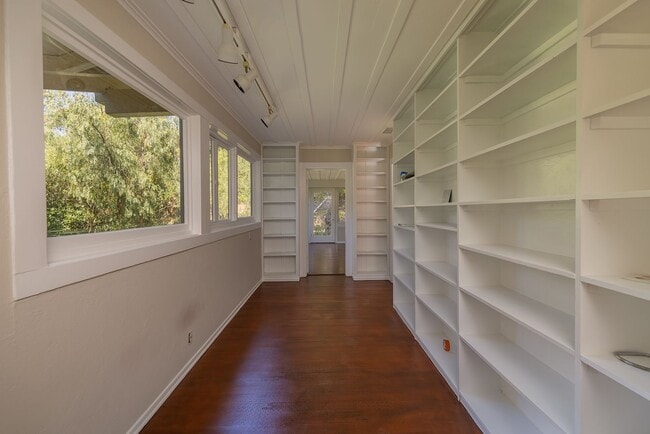 Building Photo - Hidden hideaway