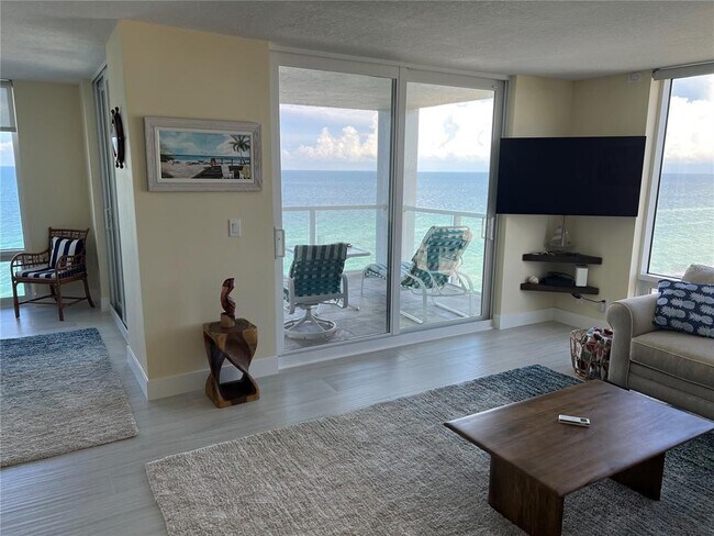Building Photo - 2425 Gulf of Mexico Dr