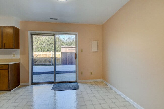 Building Photo - TOWNHOME FOR RENT - HAMPTON!