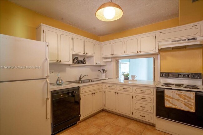 Building Photo - 2 bedroom in Hallandale FL 33009