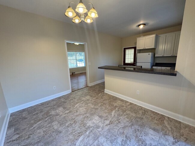 Building Photo - Nice 3/2 House in Silver Creek with bonus rooms- $1,495