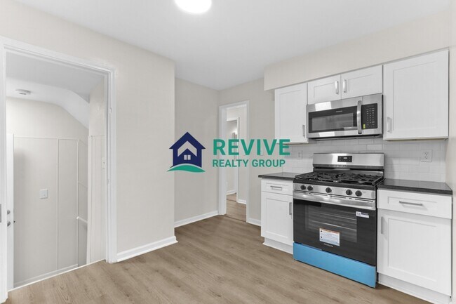 Building Photo - 131 Doremus Ave