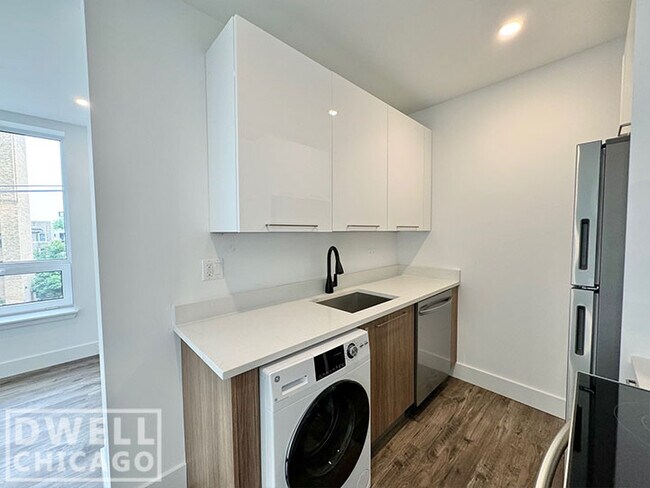 Building Photo - 901 W Carmen Ave