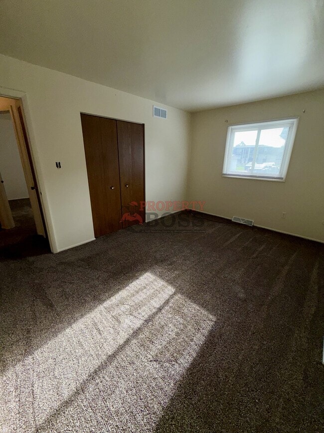 Building Photo - 1351 Pine Ct