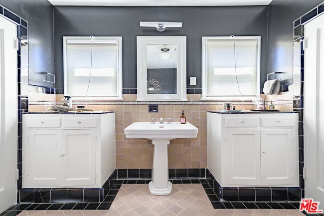 Building Photo - 148 S Orange Dr