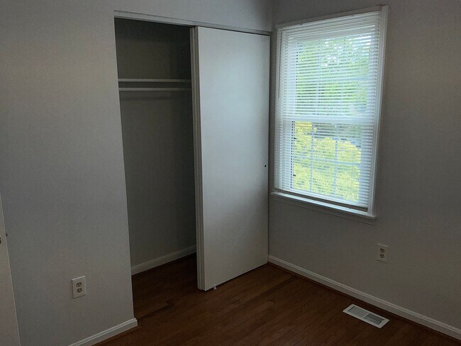 Building Photo - Very well maintained 3BR 3.5BA 3 level Colonial Townhome with fully fenced yard
