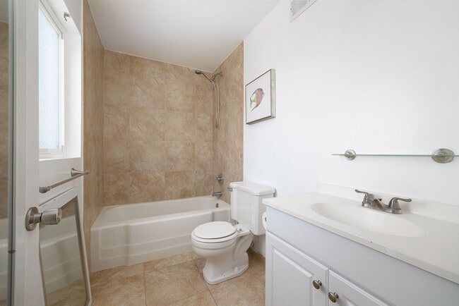 Building Photo - Don't miss the chance to rent this fully f...