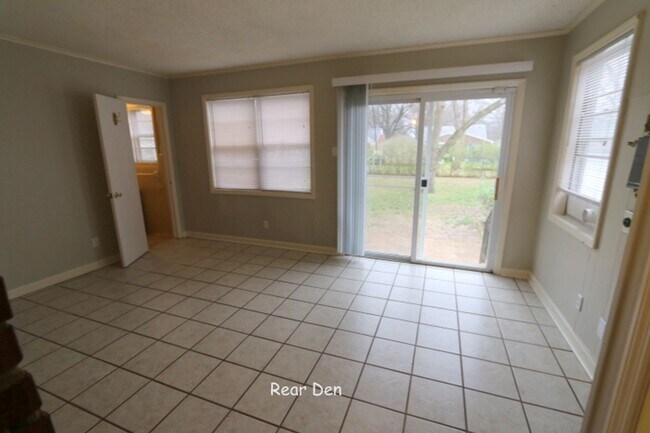 Building Photo - GREAT NEIGHBORHOOD - LOTS OF ROOM