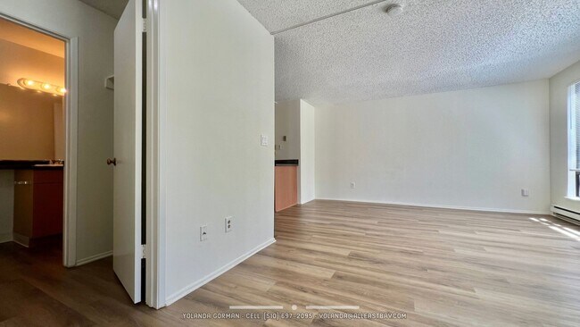 Building Photo - Sweet 2nd floor  studio condo at resort-like Watergate by the Bay in Emeryville!