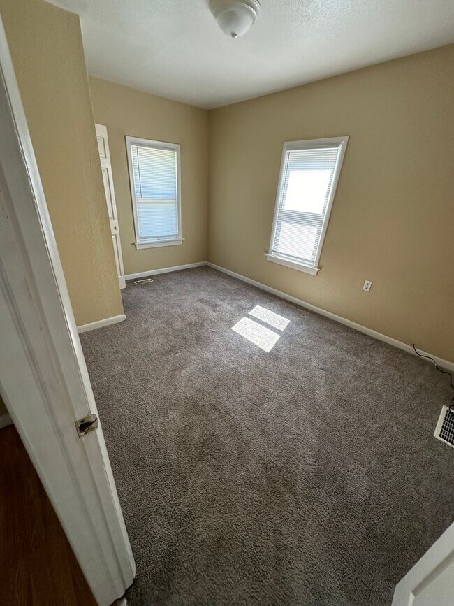 Building Photo - 2 bed 1 bath