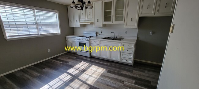 Building Photo - 3 Bd, 1 1/2 BA, home in Jacksonville