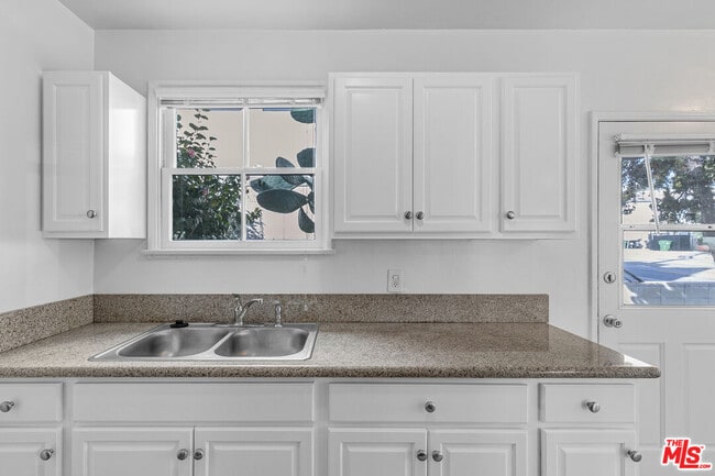 Building Photo - 1623 S Bundy Dr