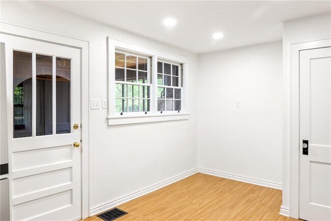 Building Photo - 889 Milam Cir