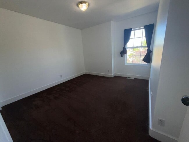 Building Photo - Spacious Tri-Level Home for Rent in Tooele...