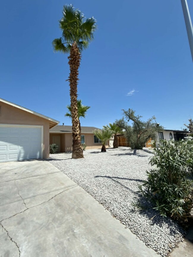 Building Photo - 3608 W Bonanza Rd