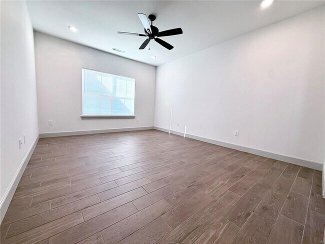 Building Photo - 1049 Parker Ln