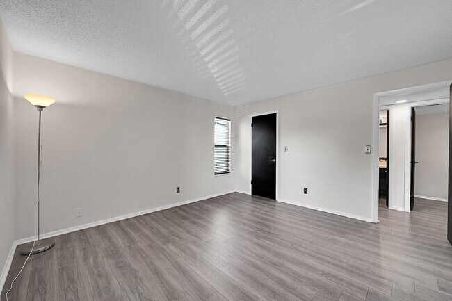 Building Photo - $1,370.95- 1 bed, 1 bath located in Colorado Spring with New In Unit Laundry!