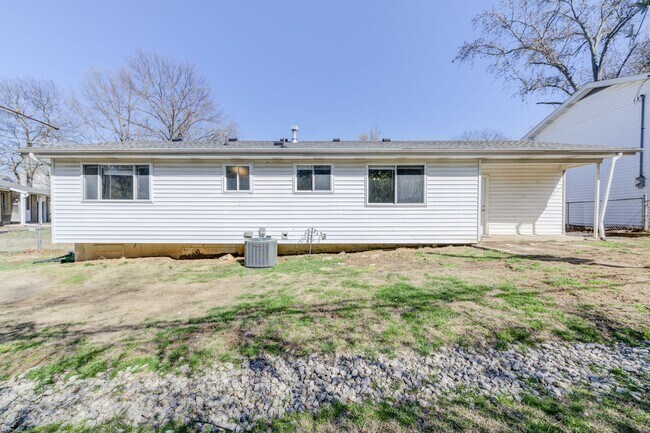 Building Photo - Renovated Pet Friendly House