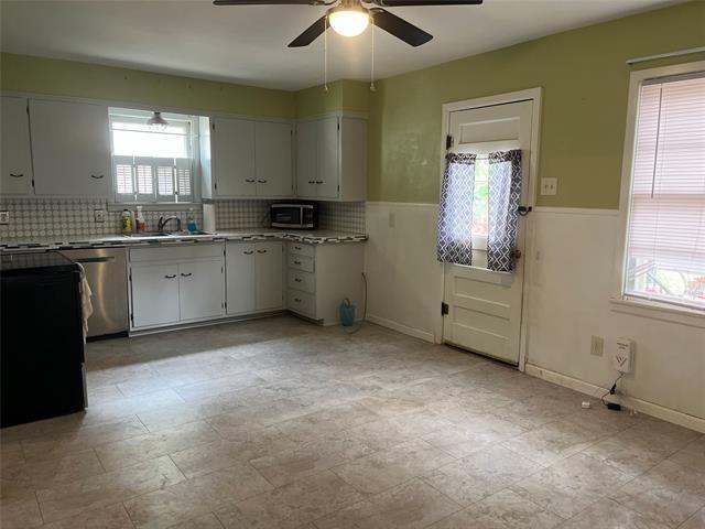 Building Photo - 4050 Russell Ave