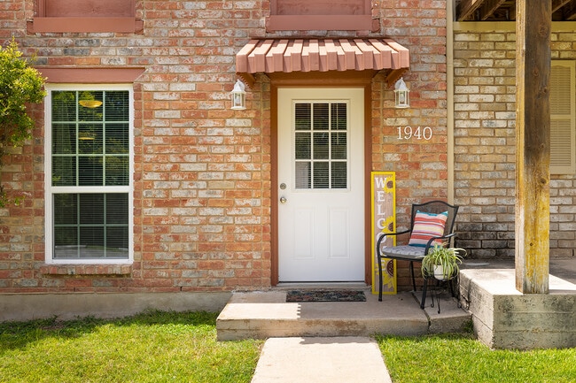 Building Photo - 1940 Leslie Dr