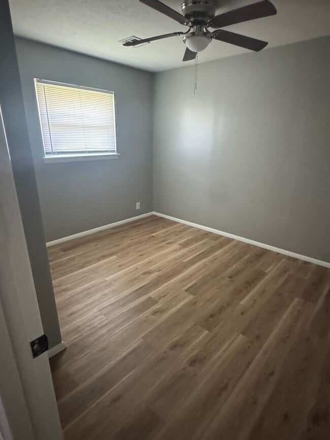Building Photo - 3 Bedroom 2 Bath Home