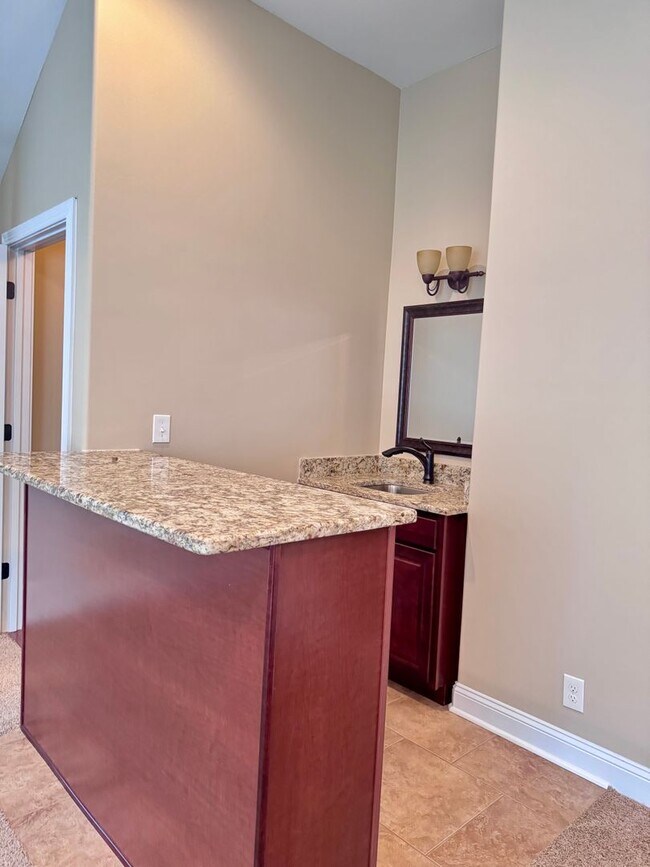 Building Photo - Beautiful Home Located in Farmington Subdivision. 3 Bedrooms, 3.5 baths, Bonus with Wet Bar!