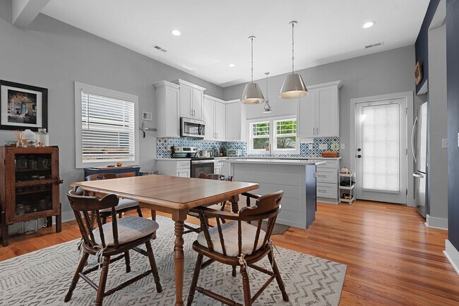 Building Photo - Gorgeous Home near Downtown Durham!