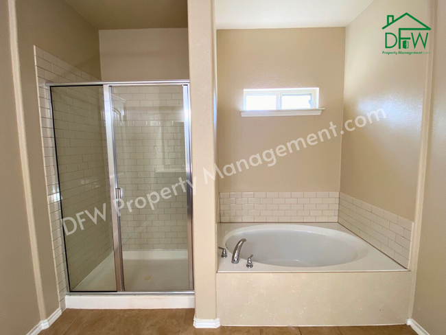 Building Photo - Stunning 4 Bedroom 2 Bathroom 2-Car Garage...