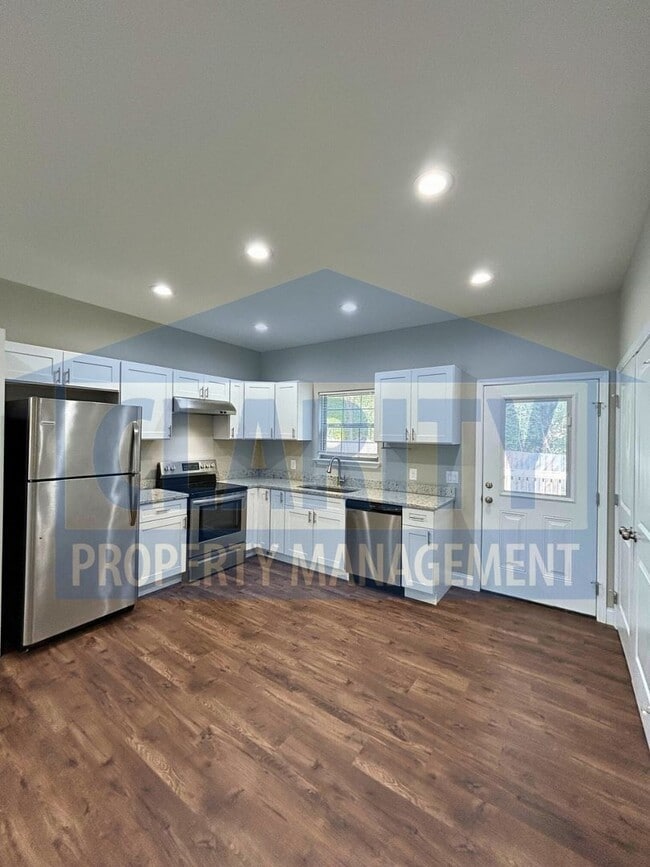Building Photo - Two bedroom Townhome!