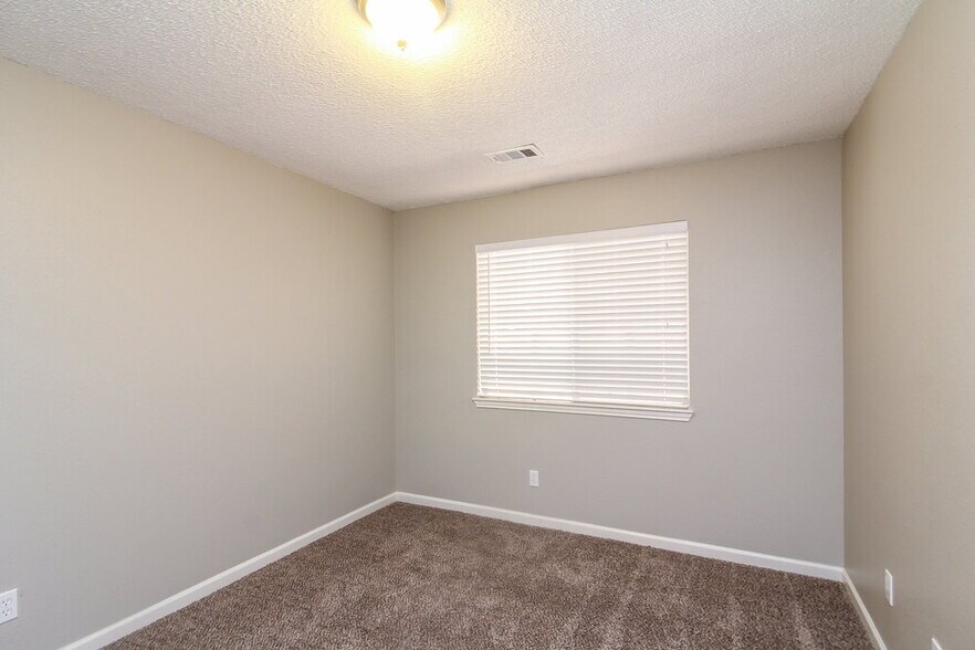 Building Photo - 817 Clover Hill Ln