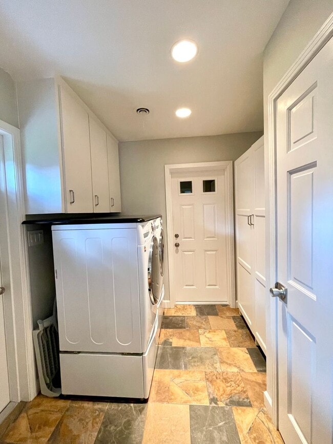 Building Photo - 6 month lease- AVAIL IN AUGUST- Immaculate...