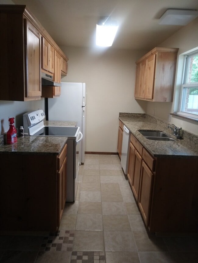 Building Photo - Spacious 2 Bedroom 1 bath with washer & dryer.