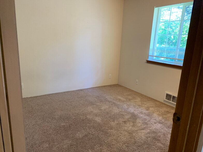 1st Bedroom - 2100 E Illinois St