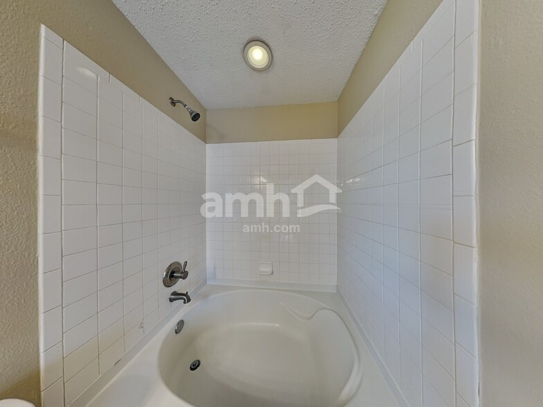 Building Photo - 870 Streamside Dr