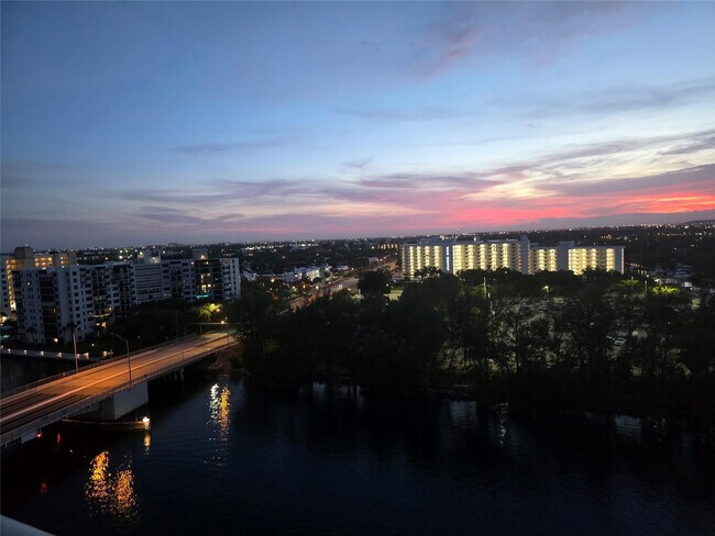 Building Photo - 1401 N Riverside Dr