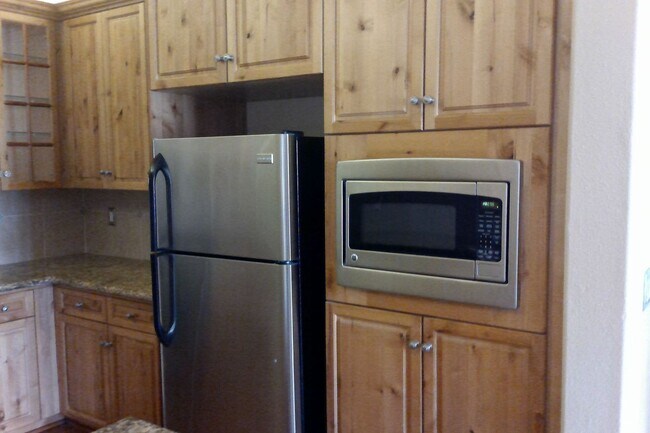 Building Photo - Beautiful 3 Bedroom 3 Bath home in Clovis