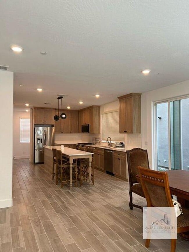 Building Photo - Beautiful Newer 3 Bedrooms 2.5 Baths Home with SOLAR!!!