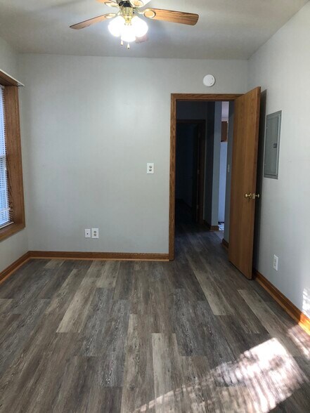 Building Photo - 102 Parade St