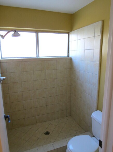 Separate shower & toilet room - 73 F St E