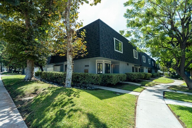 Building Photo - 2600 Huntington Dr