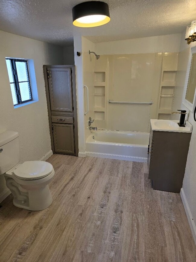 Building Photo - 3 bedroom 2 bath HOUSE for Rent near Downtown