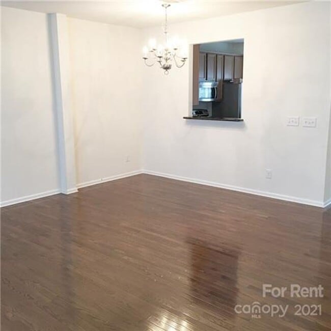 Building Photo - Beautiful three bedroom townhome