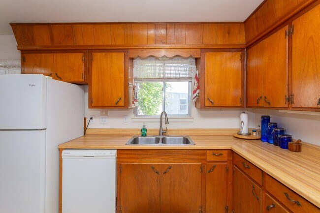 Building Photo - 313 Robins Dr