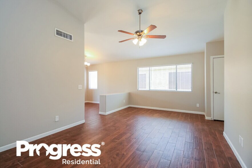 Building Photo - 44 E Coral Bean Dr