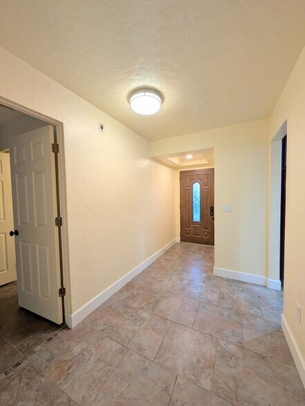 Building Photo - 1154 W Winged Foot Cir